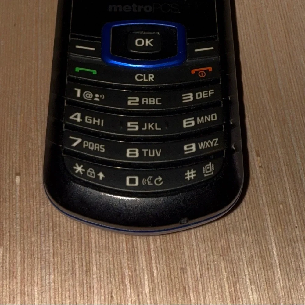 Samsung Cell Phone Model:SCH-R100 Turns On MetroPCS UNTESTED (Read Description)